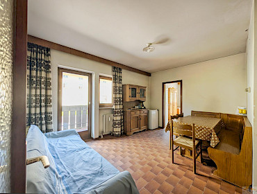Wohnzimmer mit Zugang zum Balkon