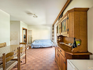 geräumiges Wohnzimmer