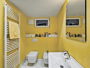 helles Badezimmer mit Bidet