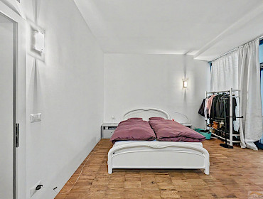 Großzügiges Schlafzimmer mit viel Platz zum Wohlfühlen