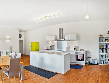Offene, moderne Küche mit eleganter Insel