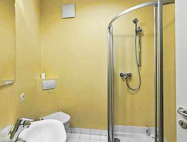 Modernes Gästebadezimmer mit Dusche, funktional und hell gestaltet