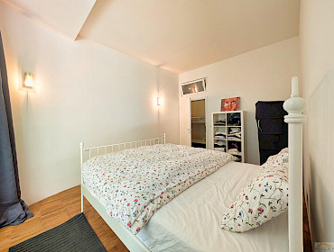 Bedroom with a small double bed
