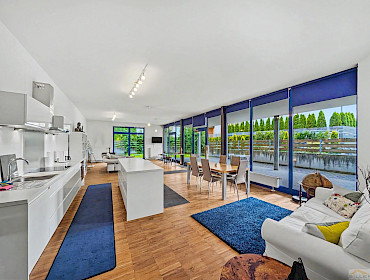 Modern eingerichtetes Wohnzimmer mit Essbereich
