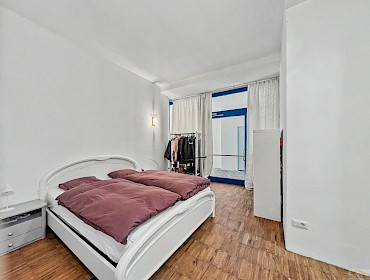 Großzügiges Doppelzimmer mit viel natürlichem Licht