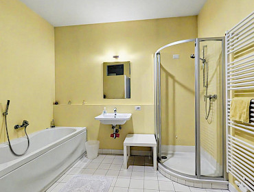 Badezimmer mit Badewanne und separater Dusche