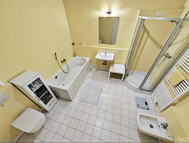 Großes, helles und einladendes Badezimmer