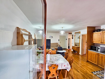 Wohnzimmer mit Wohnküche + Zugang zum Balkon Wohnzimmer mit Wohnküche + Zugang zum Balkon
