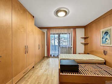 Großes Schlafzimmer mit Kleiderschrank und Balkonzugang Großes Schlafzimmer mit Kleiderschrank und Balkonzugang