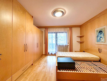 Großes Schlafzimmer mit Kleiderschrank und Balkonzugang
