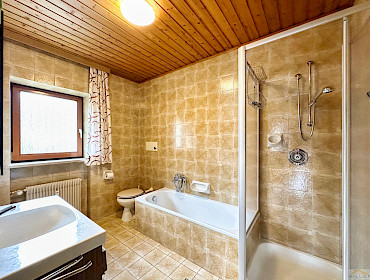 Funktionales Badezimmer mit Badewanne und Dusche