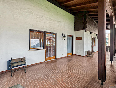 Geräumige Terrasse mit Wetterschutz und Platz für alles Geräumige Terrasse mit Wetterschutz und Platz für alles