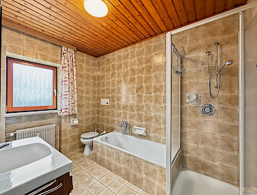 Funktionales Badezimmer mit Badewanne und Dusche Funktionales Badezimmer mit Badewanne und Dusche