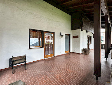 Geräumige Terrasse mit Wetterschutz und Platz für alles