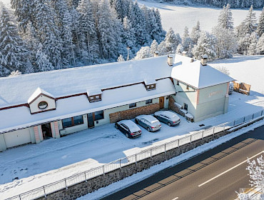 Außenansicht mit Stellplätzen Außenansicht mit Stellplätzen