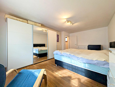 modernes Schlafzimmer mit Komfort