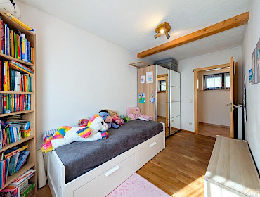 helles und buntes Kinderzimmer
