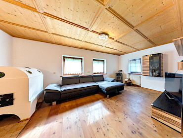 geräumiges Wohnzimmer mit gemütlicher Atmosphäre