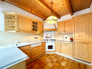 Helle Küche mit viel Stauraum und Platz zum Kochen und Genießen