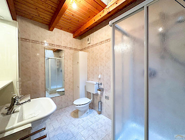 Badezimmer mit Dusche und Dachfenster