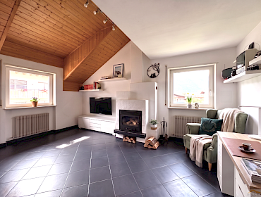 Helles Wohnzimmer mit Kamin, idealer Ort für Entspannung