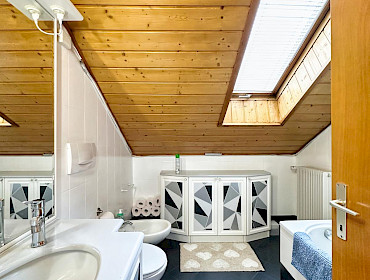 Badezimmer mit Fenster