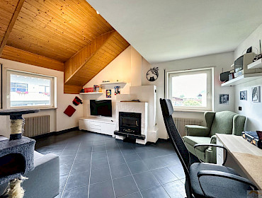 Helles Wohnzimmer mit Kamin, idealer Ort für kalte Abende