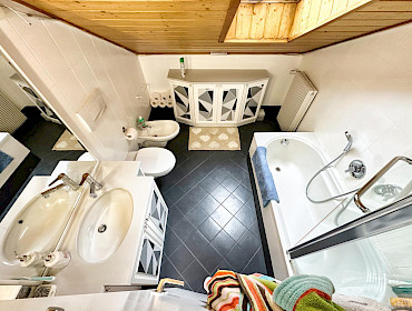Badezimmer mit Bidet, Badewanne und Dachfenster