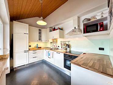 Komfortable, helle Küche für genussvolles Kochen