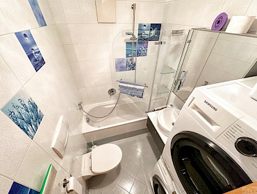 Badezimmer mit Badewanne und Duschfunktion