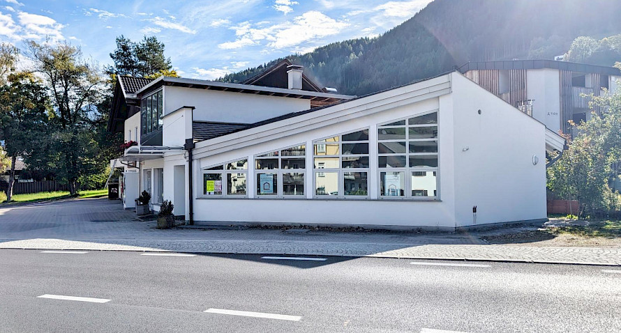 Spacious office premises with basement, storage room, and 5 parking spaces! Spacious office premises with basement, storage room, and 5 parking spaces! Bild