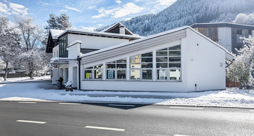 Spacious office premises with basement, storage room, and 5 parking spaces Bild