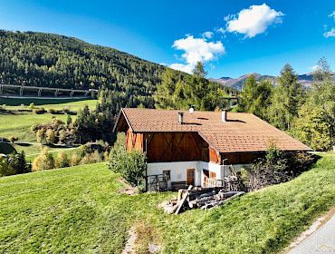 Außenansicht mit umgebendem Grundstück Außenansicht mit umgebendem Grundstück