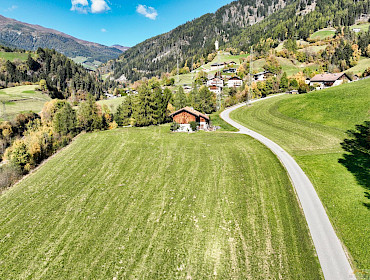 Feld mit landwirtschaftlichem Gebäude Feld mit landwirtschaftlichem Gebäude