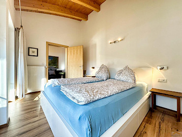 Gemütliches Schlafzimmer mit Alpencharme