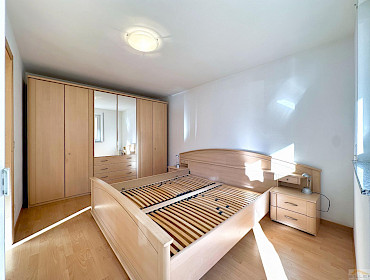 Schlafzimmer mit Doppelbett