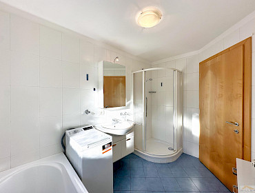 Badezimmer mit Dusche und Badewanne