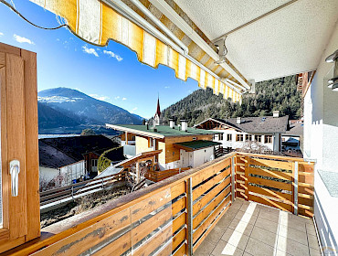 großzügiger Balkon mit freier Sicht