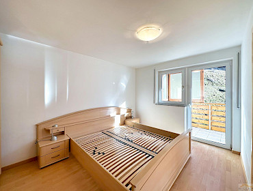 lichtdurchflutetes Schlafzimmer mit Zugang zum Balkon
