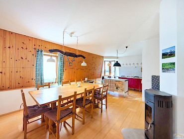 Wohnküche mit lichtdurchfluteten Fenstern