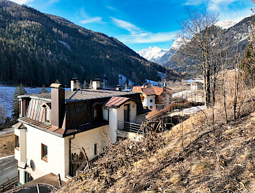 Außenansicht mit Ausblick Richtung Pflersch