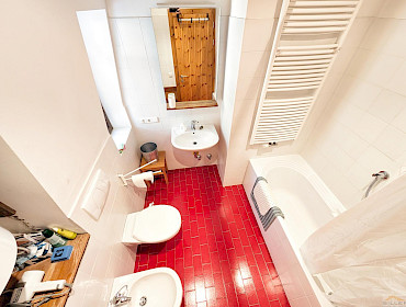 Badezimmer mit Fenster, Bidet und Badewanne