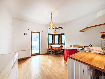 Wohnküche mit Zugang zum Balkon