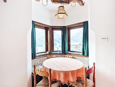 Essbereich mit Erkerfenster