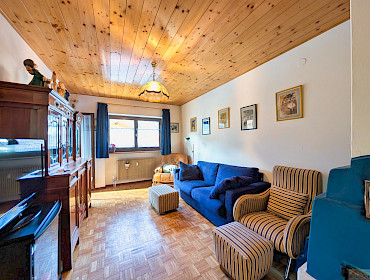 Großes Wohnzimmer mit Ofen und hochwertigen Details