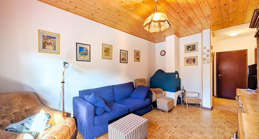 Trilocale su due piani con balcone e garage! Bild