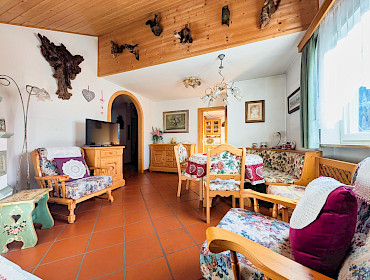 Wohnzimmer mit gemütlichem Möbiliar