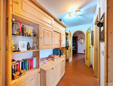 Flur mit großem Schrank