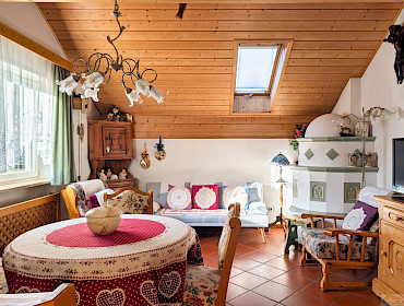 Wohnzimmer mit gemütlichem Möbiliar