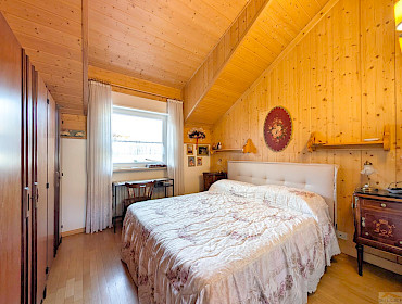 helles Hauptschlafzimmer